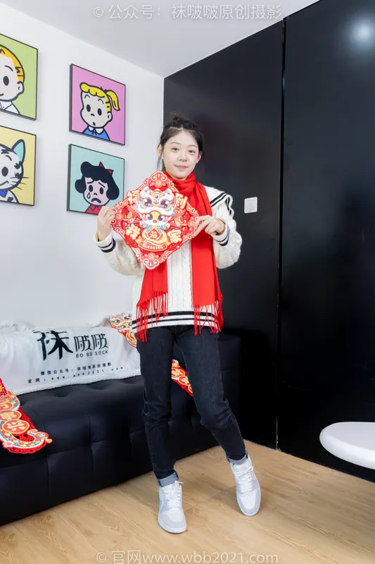 [BoBoSocks袜啵啵] NO.481 糯米-板鞋、白棉袜、裸足（黑白美甲）、对联迎新春，半脱袜子剧情（花絮版） - BoBoSocks袜啵啵